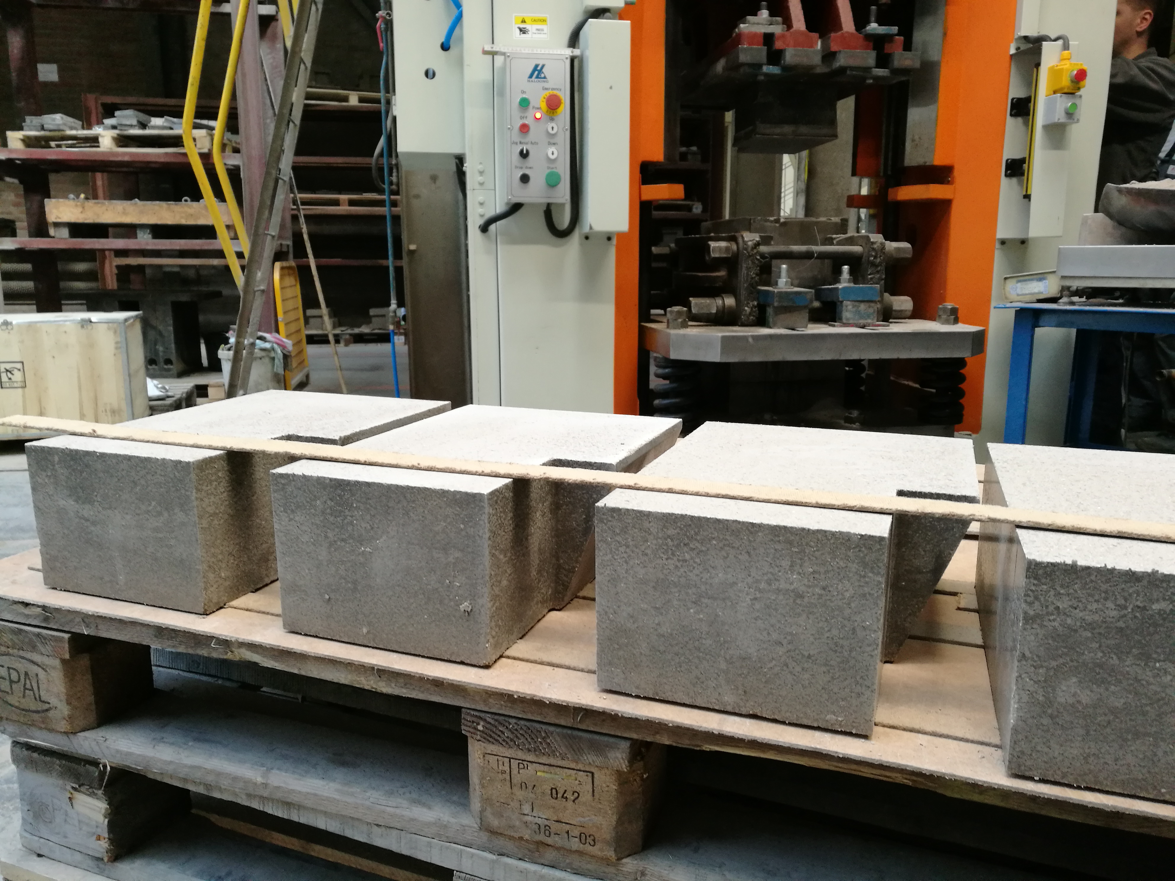 電動螺旋壓力機異型磚、特異型磚客戶現場